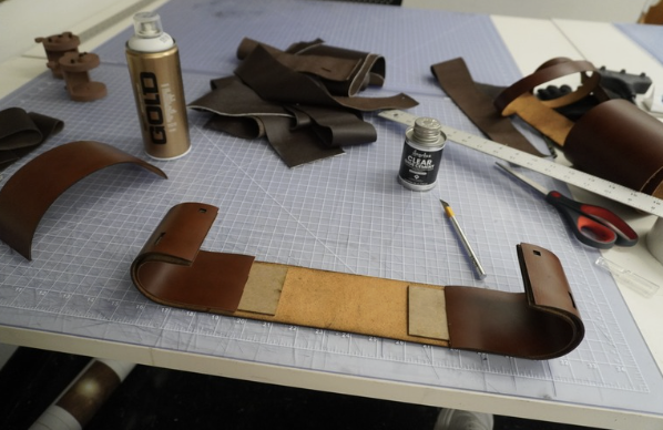 Leather bridge assembled with reinforced chipboard ends