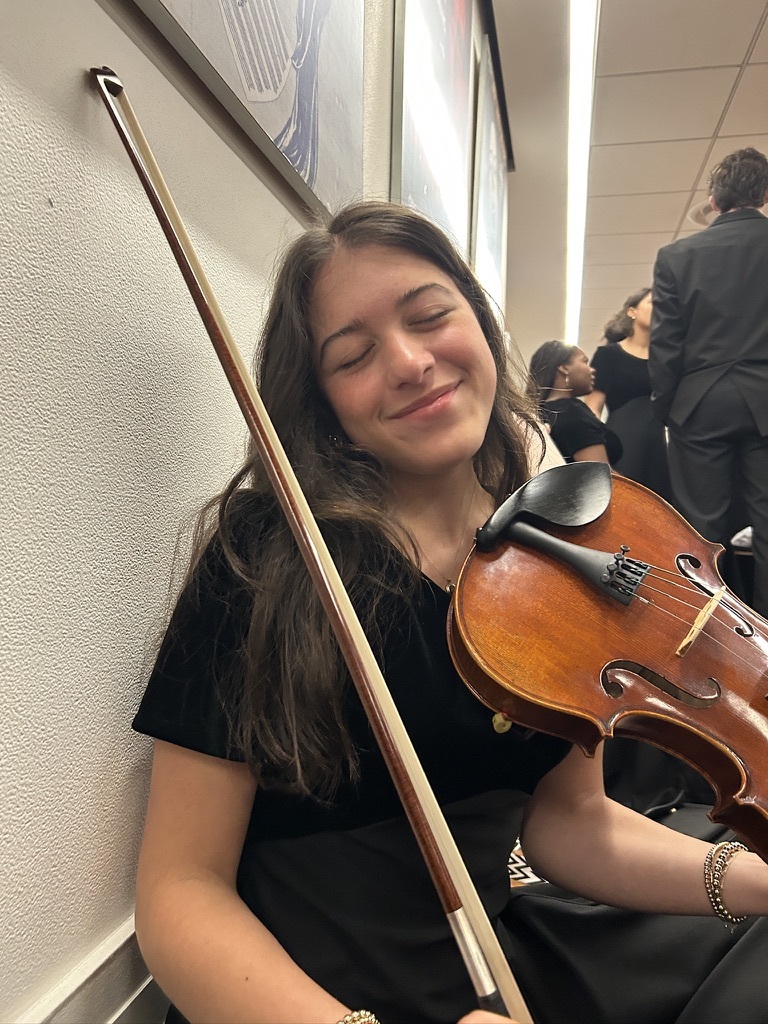 Lillian holding her viola at Carnegie Hall in 2025